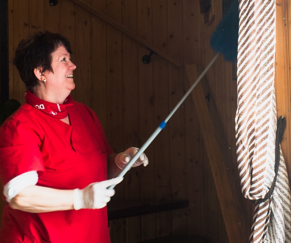 Foto einer unserer Hauswirtschaftskräfte im Einsatz beim Kunden